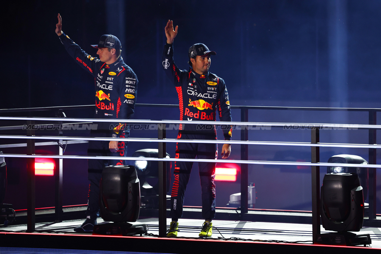 GP LAS VEGAS, (L to R): Max Verstappen (NLD) Red Bull Racing e Sergio Perez (MEX) Red Bull Racing - Opening Ceremony.

15.11.2023. Formula 1 World Championship, Rd 22, Las Vegas Grand Prix, Las Vegas, Nevada, USA, Preparation Day.

 - www.xpbimages.com, EMail: requests@xpbimages.com © Copyright: Coates / XPB Images