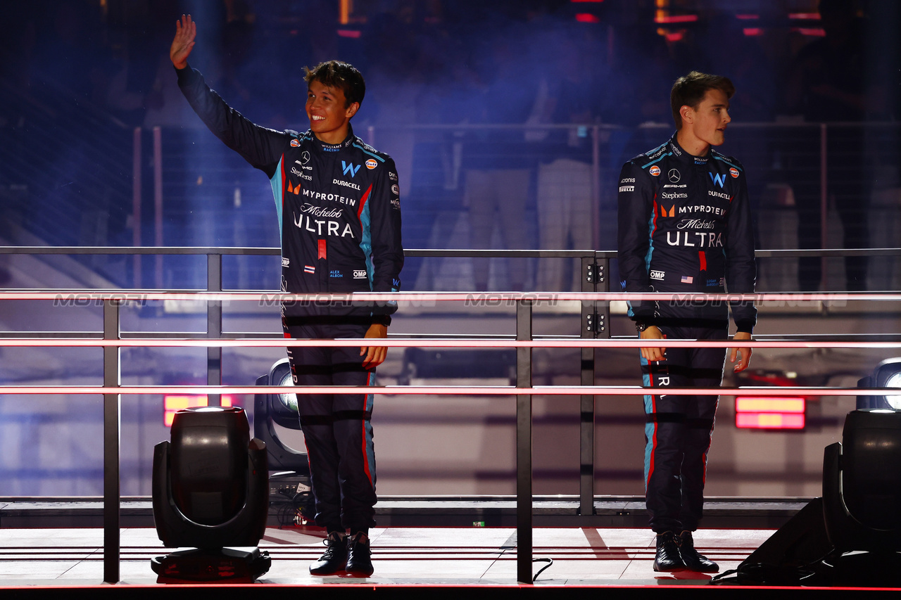GP LAS VEGAS, (L to R): Alexander Albon (THA) Williams Racing e Logan Sargeant (USA) Williams Racing - Opening Ceremony.

15.11.2023. Formula 1 World Championship, Rd 22, Las Vegas Grand Prix, Las Vegas, Nevada, USA, Preparation Day.

 - www.xpbimages.com, EMail: requests@xpbimages.com © Copyright: Coates / XPB Images