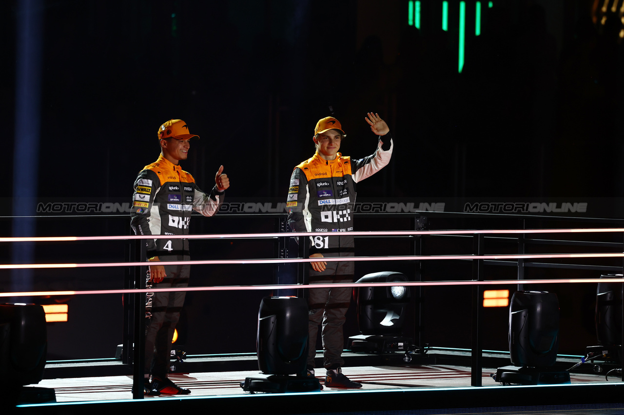 GP LAS VEGAS, (L to R): Lando Norris (GBR) McLaren e Oscar Piastri (AUS) McLaren - Opening Ceremony.

15.11.2023. Formula 1 World Championship, Rd 22, Las Vegas Grand Prix, Las Vegas, Nevada, USA, Preparation Day.

 - www.xpbimages.com, EMail: requests@xpbimages.com © Copyright: Coates / XPB Images