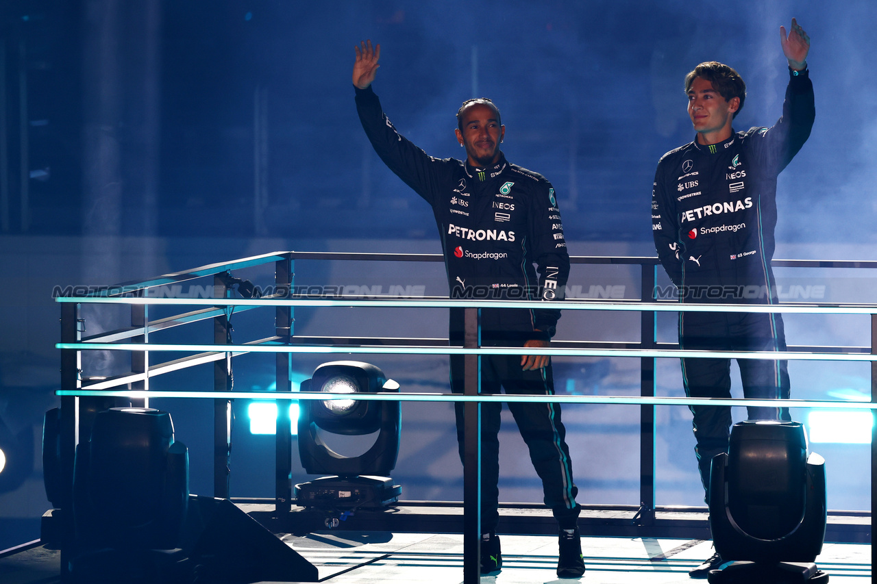 GP LAS VEGAS, (L to R): Lewis Hamilton (GBR) Mercedes AMG F1 e George Russell (GBR) Mercedes AMG F1 - Opening Ceremony.

15.11.2023. Formula 1 World Championship, Rd 22, Las Vegas Grand Prix, Las Vegas, Nevada, USA, Preparation Day.

 - www.xpbimages.com, EMail: requests@xpbimages.com © Copyright: Coates / XPB Images