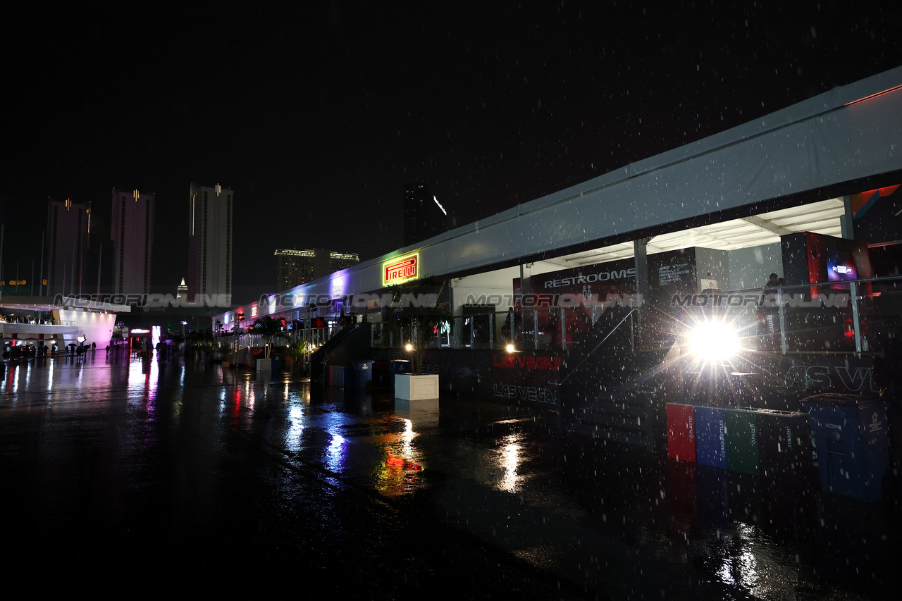 GP LAS VEGAS, Paddock Atmosfera - rain.

15.11.2023. Formula 1 World Championship, Rd 22, Las Vegas Grand Prix, Las Vegas, Nevada, USA, Preparation Day.

- www.xpbimages.com, EMail: requests@xpbimages.com © Copyright: Moy / XPB Images