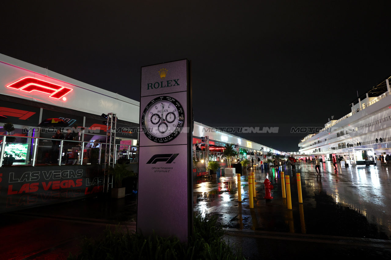 GP LAS VEGAS, Paddock Atmosfera - Rolex clock in the paddock.

15.11.2023. Formula 1 World Championship, Rd 22, Las Vegas Grand Prix, Las Vegas, Nevada, USA, Preparation Day.

- www.xpbimages.com, EMail: requests@xpbimages.com © Copyright: Moy / XPB Images