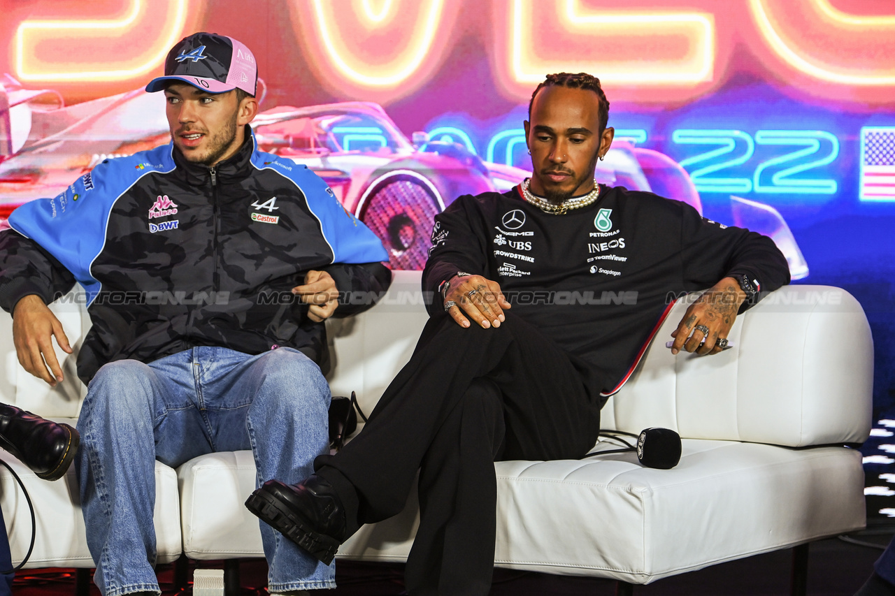 GP LAS VEGAS, (L to R): Pierre Gasly (FRA) Alpine F1 Team e Lewis Hamilton (GBR) Mercedes AMG F1 in the FIA Press Conference.

15.11.2023. Formula 1 World Championship, Rd 22, Las Vegas Grand Prix, Las Vegas, Nevada, USA, Preparation Day.

- www.xpbimages.com, EMail: requests@xpbimages.com © Copyright: XPB Images