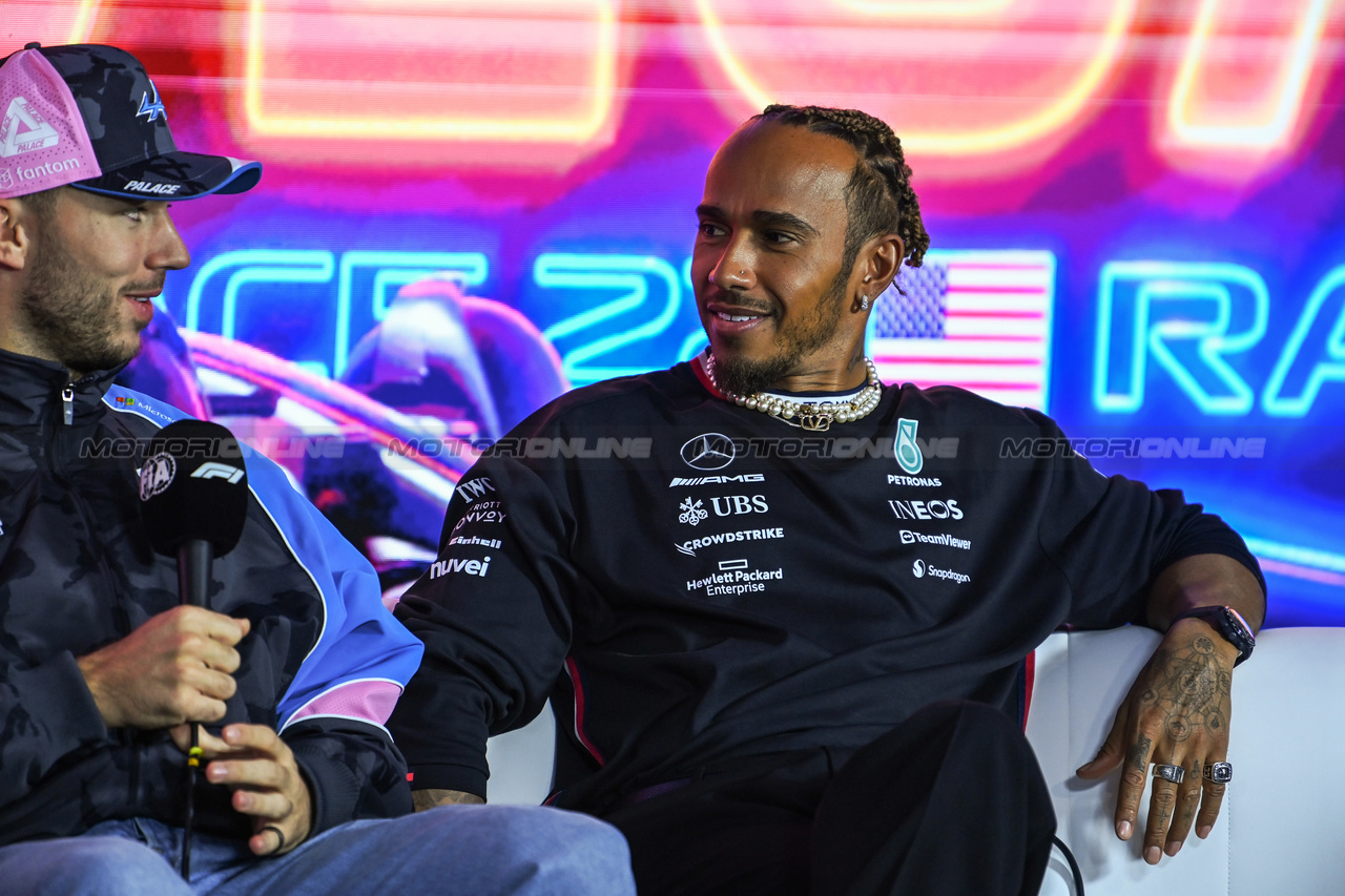 GP LAS VEGAS, (L to R): Pierre Gasly (FRA) Alpine F1 Team e Lewis Hamilton (GBR) Mercedes AMG F1 in the FIA Press Conference.

15.11.2023. Formula 1 World Championship, Rd 22, Las Vegas Grand Prix, Las Vegas, Nevada, USA, Preparation Day.

- www.xpbimages.com, EMail: requests@xpbimages.com © Copyright: XPB Images