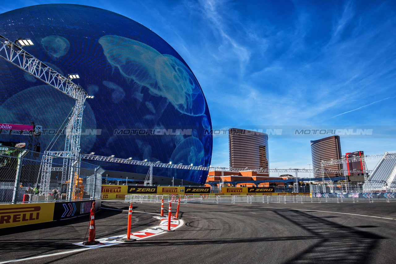 GP LAS VEGAS, Circuit Atmosfera - track detail - Sphere.

14.11.2023. Formula 1 World Championship, Rd 22, Las Vegas Grand Prix, Las Vegas, Nevada, USA, Preparation Day.

- www.xpbimages.com, EMail: requests@xpbimages.com © Copyright: Bearne / XPB Images