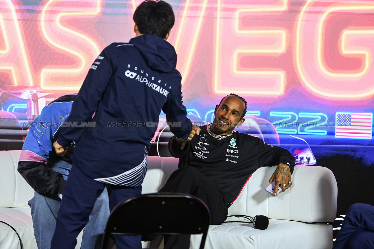 GP LAS VEGAS, (L to R): Yuki Tsunoda (JPN) AlphaTauri e Lewis Hamilton (GBR) Mercedes AMG F1 in the FIA Press Conference.

15.11.2023. Formula 1 World Championship, Rd 22, Las Vegas Grand Prix, Las Vegas, Nevada, USA, Preparation Day.

- www.xpbimages.com, EMail: requests@xpbimages.com © Copyright: XPB Images