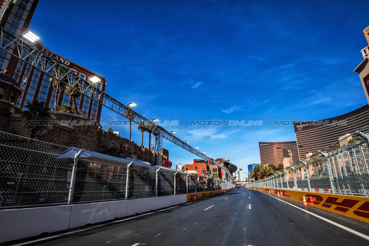 GP LAS VEGAS, Circuit Atmosfera - track detail.

14.11.2023. Formula 1 World Championship, Rd 22, Las Vegas Grand Prix, Las Vegas, Nevada, USA, Preparation Day.

- www.xpbimages.com, EMail: requests@xpbimages.com © Copyright: Bearne / XPB Images