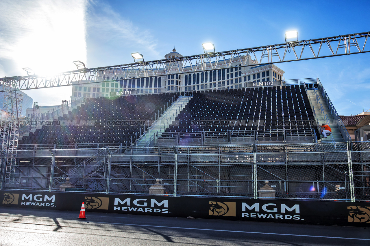 GP LAS VEGAS, Circuit Atmosfera - grandstand.

14.11.2023. Formula 1 World Championship, Rd 22, Las Vegas Grand Prix, Las Vegas, Nevada, USA, Preparation Day.

- www.xpbimages.com, EMail: requests@xpbimages.com © Copyright: Bearne / XPB Images
