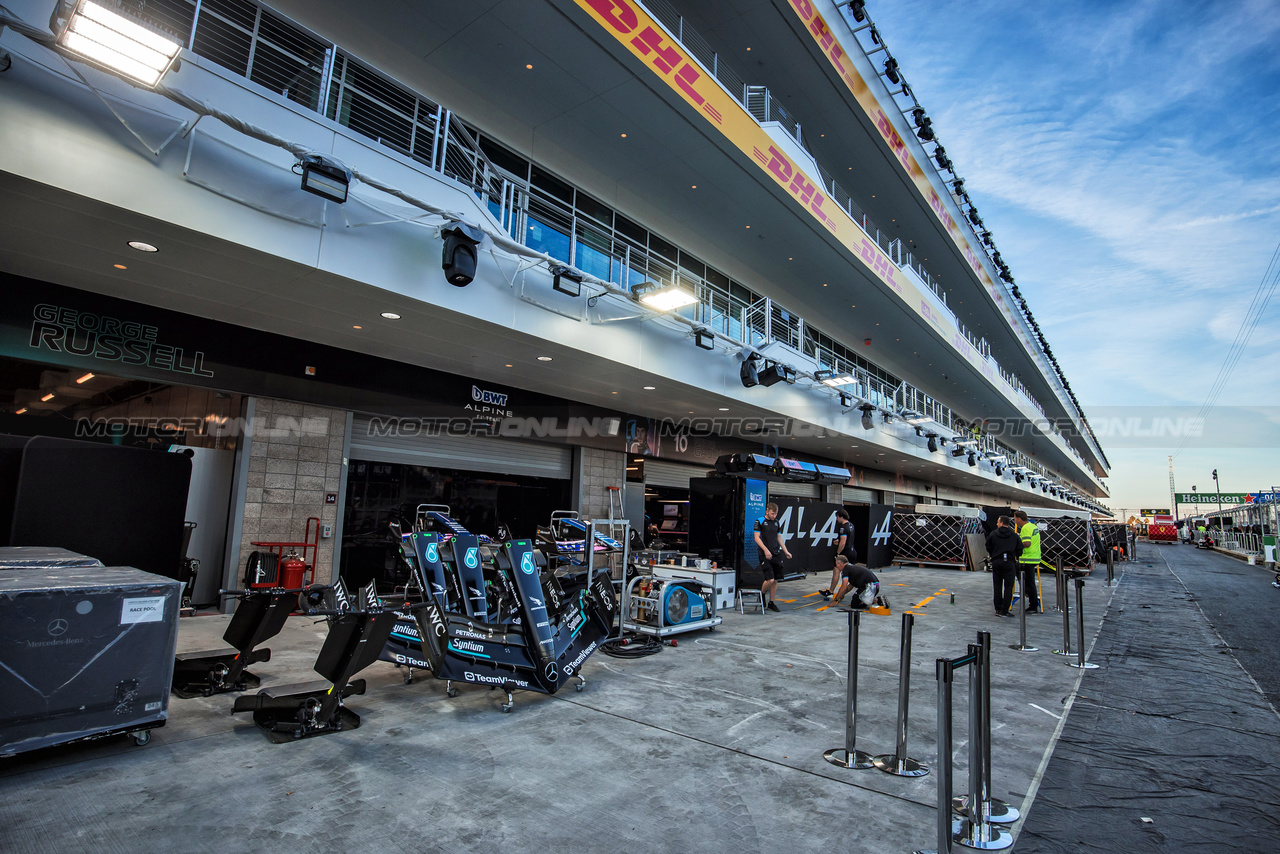 GP LAS VEGAS, Circuit Atmosfera - Mercedes AMG F1 pits.

14.11.2023. Formula 1 World Championship, Rd 22, Las Vegas Grand Prix, Las Vegas, Nevada, USA, Preparation Day.

- www.xpbimages.com, EMail: requests@xpbimages.com © Copyright: Bearne / XPB Images