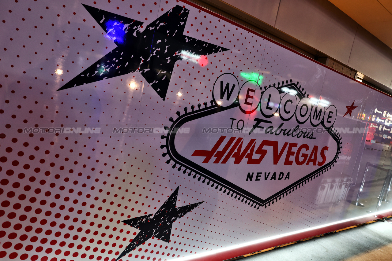 GP LAS VEGAS, Circuit Atmosfera - Welcome to Haas Vegas.

14.11.2023. Formula 1 World Championship, Rd 22, Las Vegas Grand Prix, Las Vegas, Nevada, USA, Preparation Day.

- www.xpbimages.com, EMail: requests@xpbimages.com © Copyright: Batchelor / XPB Images