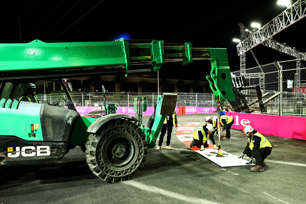 GP LAS VEGAS, Circuit Atmosfera - kerbs being laid.

14.11.2023. Formula 1 World Championship, Rd 22, Las Vegas Grand Prix, Las Vegas, Nevada, USA, Preparation Day.

- www.xpbimages.com, EMail: requests@xpbimages.com © Copyright: Batchelor / XPB Images