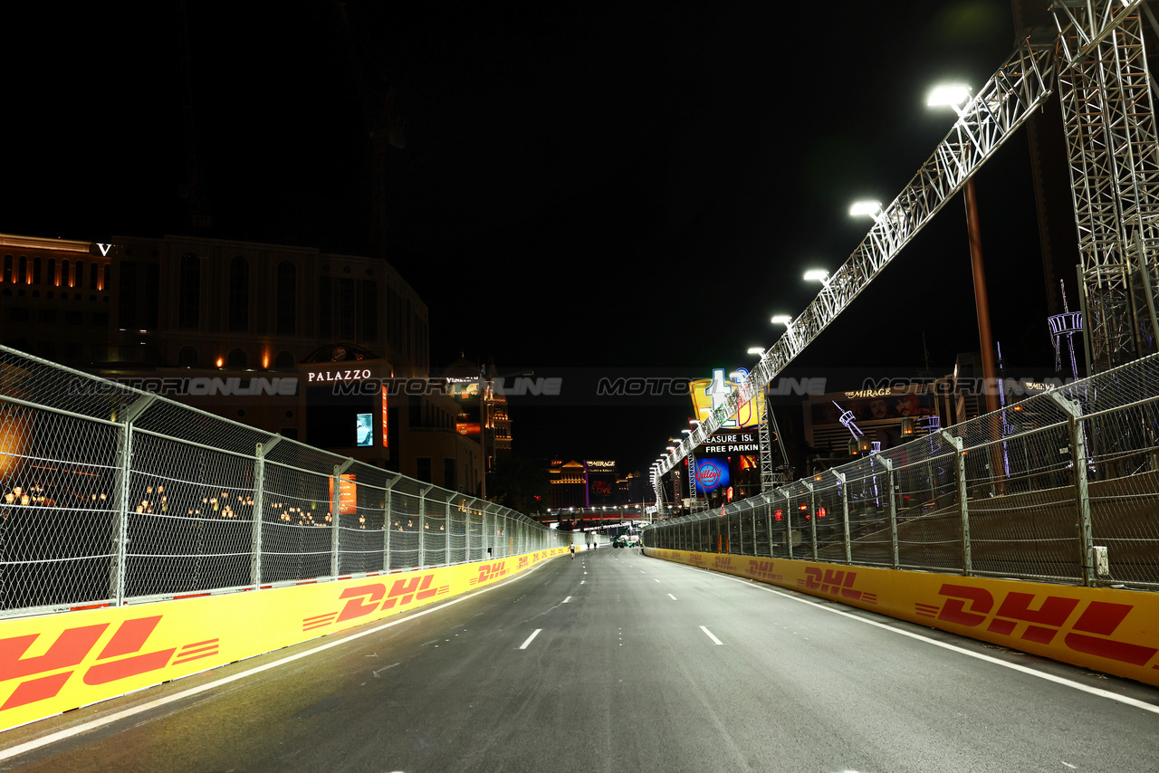 GP LAS VEGAS, Circuit Atmosfera - track at night.

14.11.2023. Formula 1 World Championship, Rd 22, Las Vegas Grand Prix, Las Vegas, Nevada, USA, Preparation Day.

- www.xpbimages.com, EMail: requests@xpbimages.com © Copyright: Batchelor / XPB Images