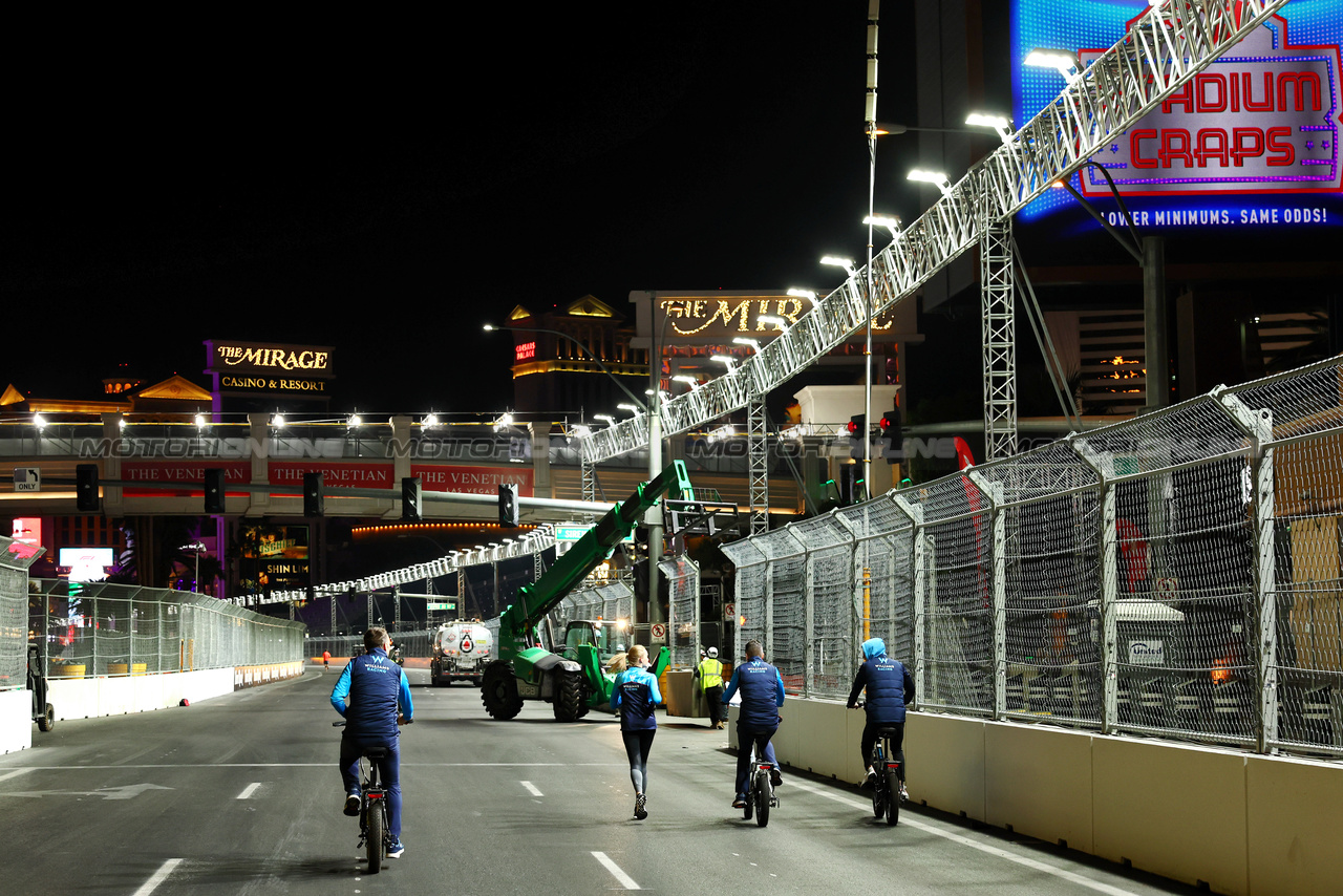 GP LAS VEGAS, Circuit Atmosfera - Williams Racing on track at night.

14.11.2023. Formula 1 World Championship, Rd 22, Las Vegas Grand Prix, Las Vegas, Nevada, USA, Preparation Day.

- www.xpbimages.com, EMail: requests@xpbimages.com © Copyright: Batchelor / XPB Images