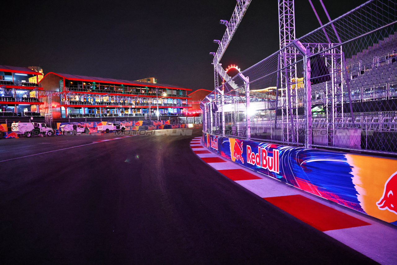 GP LAS VEGAS, Circuit Atmosfera - kerb detail.

14.11.2023. Formula 1 World Championship, Rd 22, Las Vegas Grand Prix, Las Vegas, Nevada, USA, Preparation Day.

- www.xpbimages.com, EMail: requests@xpbimages.com © Copyright: Batchelor / XPB Images
