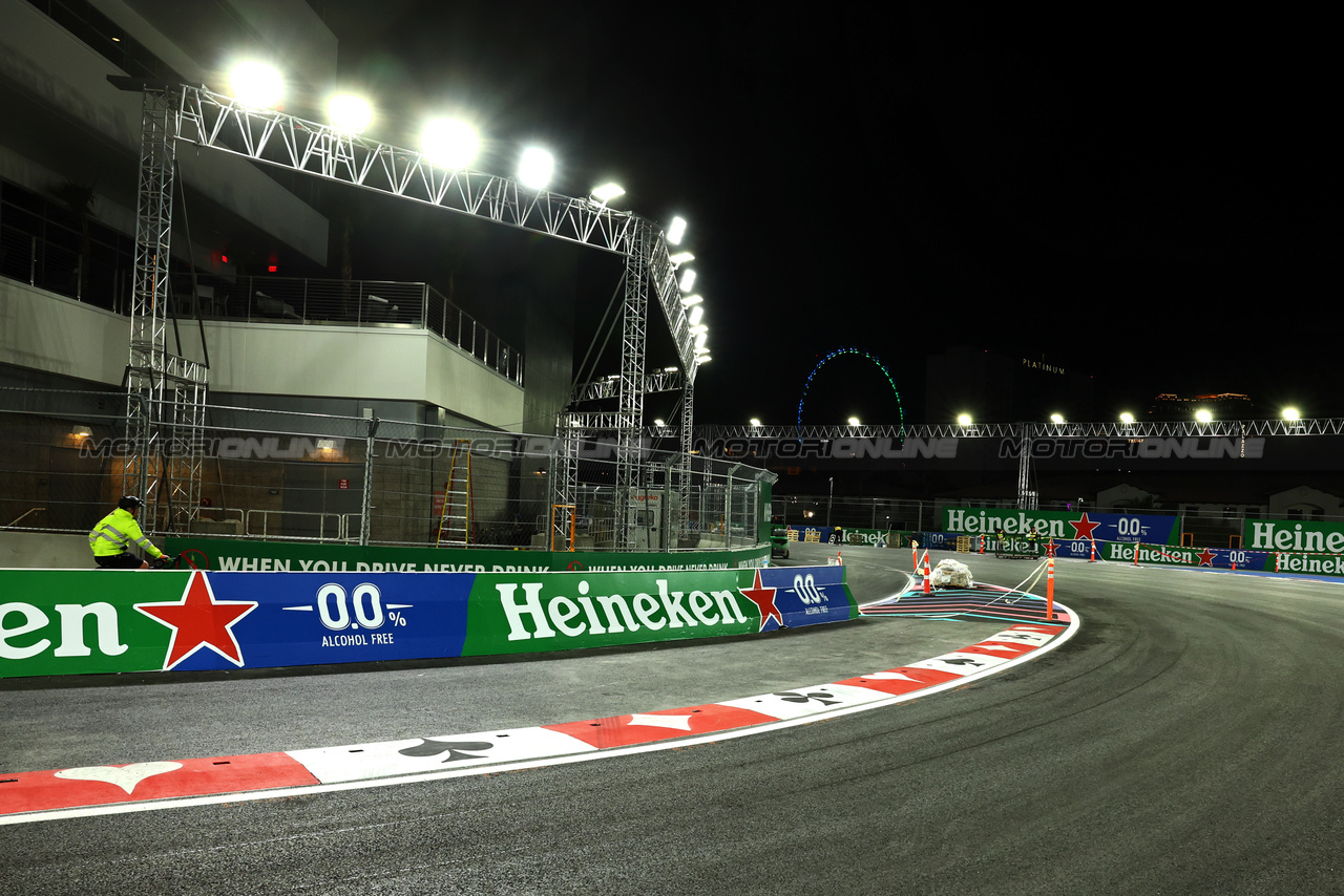 GP LAS VEGAS, Circuit Atmosfera - kerb detail.

14.11.2023. Formula 1 World Championship, Rd 22, Las Vegas Grand Prix, Las Vegas, Nevada, USA, Preparation Day.

- www.xpbimages.com, EMail: requests@xpbimages.com © Copyright: Batchelor / XPB Images