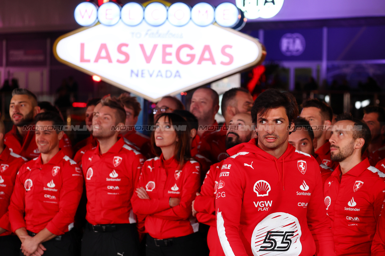 GP LAS VEGAS, Carlos Sainz Jr (ESP) Ferrari at a team photograph.

18.11.2023. Formula 1 World Championship, Rd 22, Las Vegas Grand Prix, Las Vegas, Nevada, USA, Gara Day.

- www.xpbimages.com, EMail: requests@xpbimages.com © Copyright: Batchelor / XPB Images