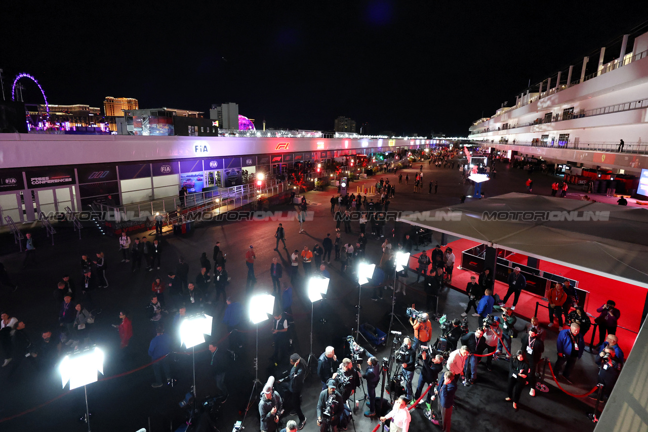 GP LAS VEGAS, Paddock Atmosfera.

18.11.2023. Formula 1 World Championship, Rd 22, Las Vegas Grand Prix, Las Vegas, Nevada, USA, Gara Day.

- www.xpbimages.com, EMail: requests@xpbimages.com © Copyright: Moy / XPB Images