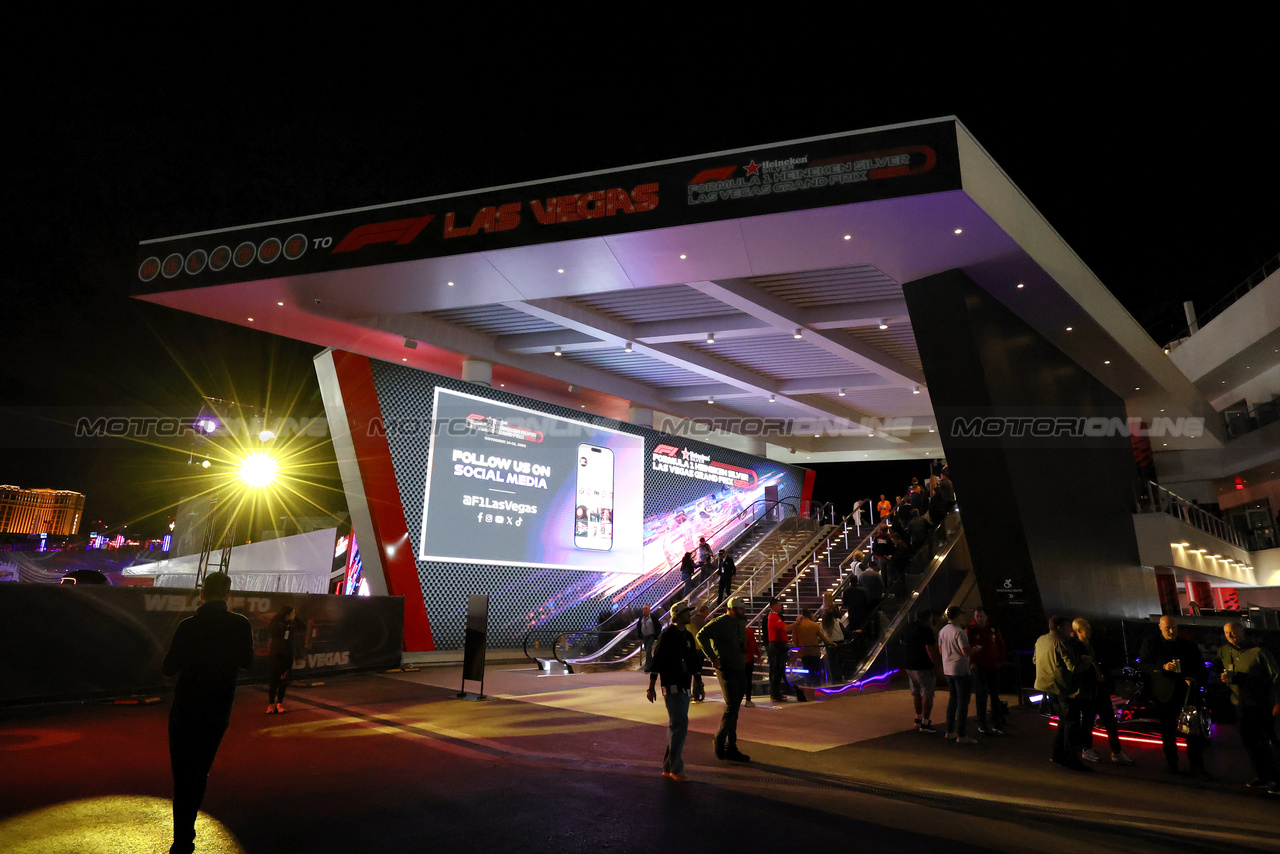 GP LAS VEGAS, Paddock Atmosfera.

18.11.2023. Formula 1 World Championship, Rd 22, Las Vegas Grand Prix, Las Vegas, Nevada, USA, Gara Day.

- www.xpbimages.com, EMail: requests@xpbimages.com © Copyright: Moy / XPB Images