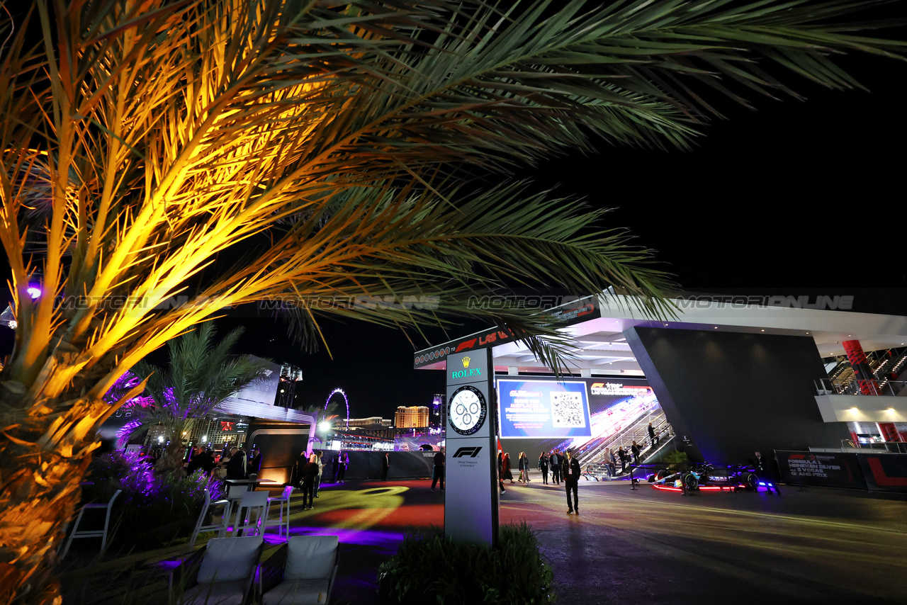 GP LAS VEGAS, Paddock Atmosfera.

18.11.2023. Formula 1 World Championship, Rd 22, Las Vegas Grand Prix, Las Vegas, Nevada, USA, Gara Day.

- www.xpbimages.com, EMail: requests@xpbimages.com © Copyright: Moy / XPB Images