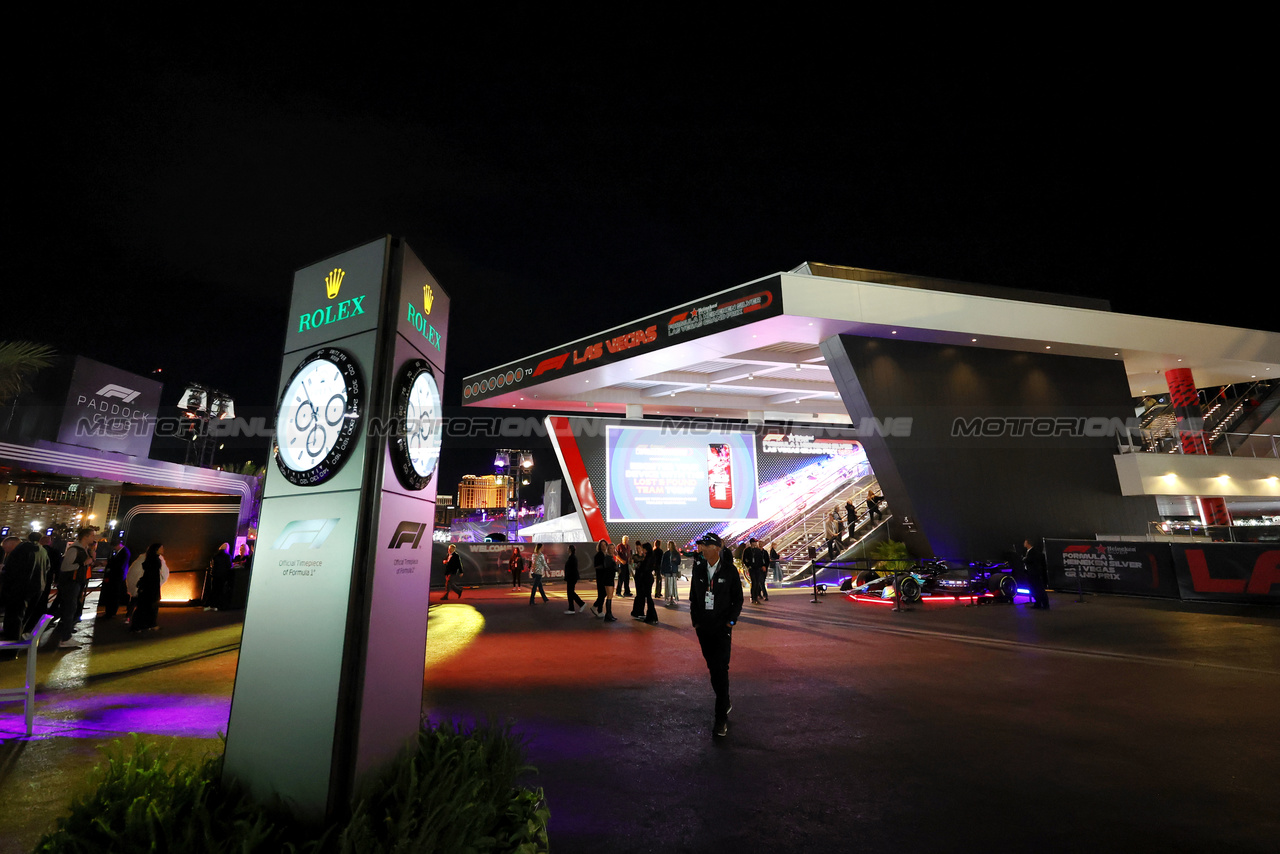 GP LAS VEGAS, Paddock Atmosfera.

18.11.2023. Formula 1 World Championship, Rd 22, Las Vegas Grand Prix, Las Vegas, Nevada, USA, Gara Day.

- www.xpbimages.com, EMail: requests@xpbimages.com © Copyright: Moy / XPB Images