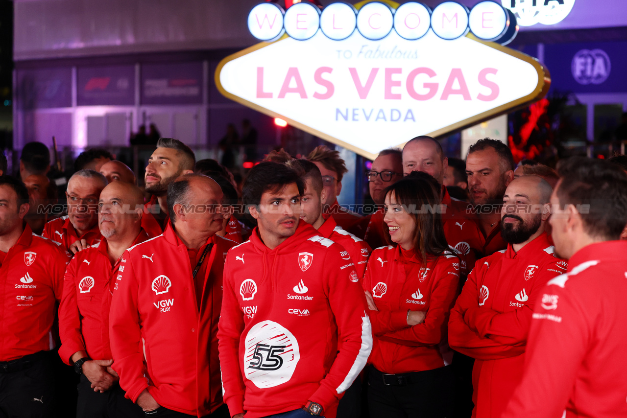GP LAS VEGAS, Carlos Sainz Jr (ESP) Ferrari at a team photograph.

18.11.2023. Formula 1 World Championship, Rd 22, Las Vegas Grand Prix, Las Vegas, Nevada, USA, Gara Day.

- www.xpbimages.com, EMail: requests@xpbimages.com © Copyright: Batchelor / XPB Images