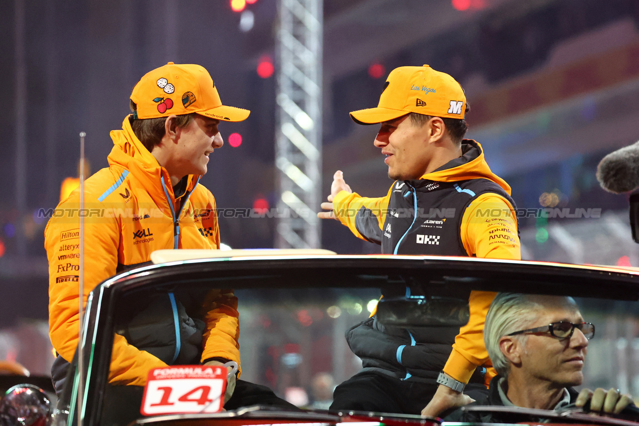 GP LAS VEGAS, (L to R): Oscar Piastri (AUS) McLaren e Lando Norris (GBR) McLaren on the drivers' parade.

18.11.2023. Formula 1 World Championship, Rd 22, Las Vegas Grand Prix, Las Vegas, Nevada, USA, Gara Day.

- www.xpbimages.com, EMail: requests@xpbimages.com © Copyright: Batchelor / XPB Images