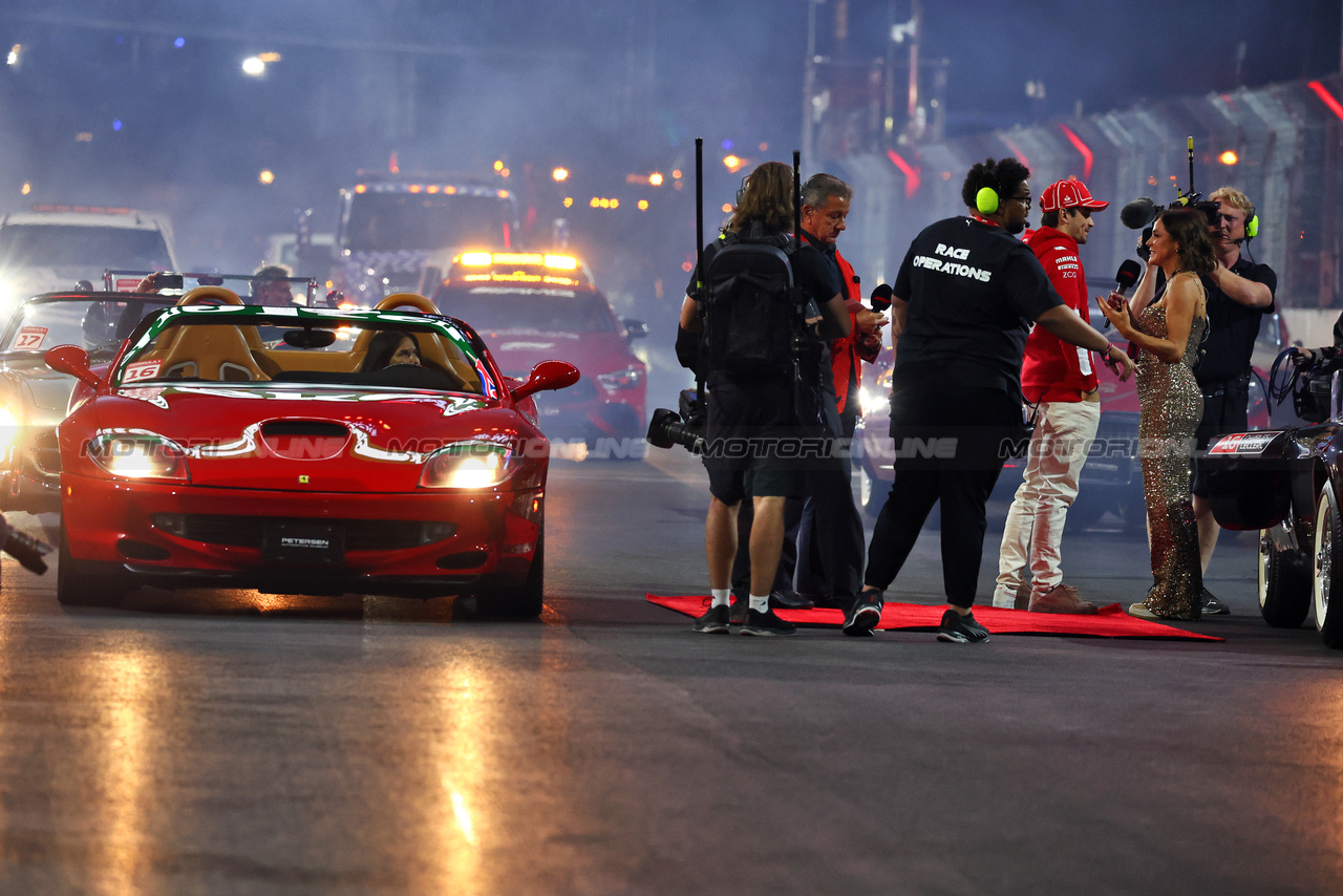 GP LAS VEGAS, (L to R): Bruce Buffer (USA) Announcer; Charles Leclerc (MON) Ferrari; e Natalie Pinkham (GBR) Sky Sports Presenter on the drivers' parade.

18.11.2023. Formula 1 World Championship, Rd 22, Las Vegas Grand Prix, Las Vegas, Nevada, USA, Gara Day.

 - www.xpbimages.com, EMail: requests@xpbimages.com © Copyright: Coates / XPB Images