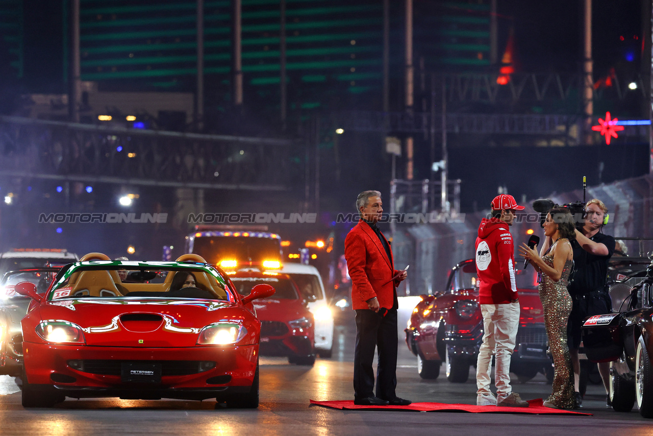GP LAS VEGAS, (L to R): Bruce Buffer (USA) Announcer; Charles Leclerc (MON) Ferrari; e Natalie Pinkham (GBR) Sky Sports Presenter on the drivers' parade.

18.11.2023. Formula 1 World Championship, Rd 22, Las Vegas Grand Prix, Las Vegas, Nevada, USA, Gara Day.

 - www.xpbimages.com, EMail: requests@xpbimages.com © Copyright: Coates / XPB Images