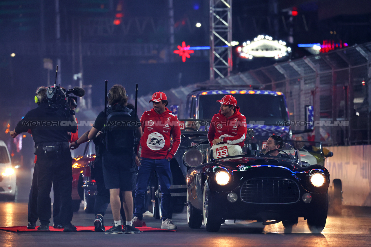 GP LAS VEGAS, (L to R): Carlos Sainz Jr (ESP) Ferrari e Charles Leclerc (MON) Ferrari on the drivers' parade.

18.11.2023. Formula 1 World Championship, Rd 22, Las Vegas Grand Prix, Las Vegas, Nevada, USA, Gara Day.

 - www.xpbimages.com, EMail: requests@xpbimages.com © Copyright: Coates / XPB Images