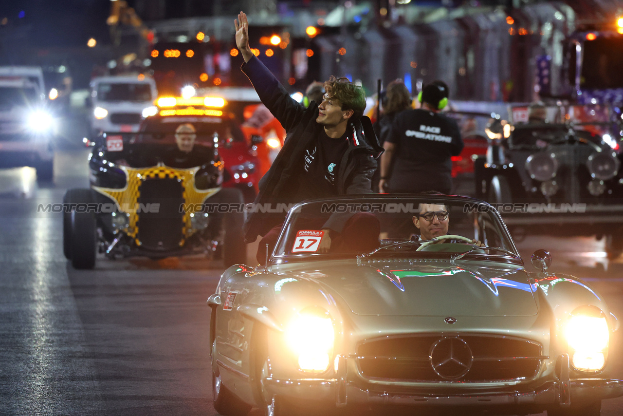 GP LAS VEGAS, George Russell (GBR) Mercedes AMG F1 on the drivers' parade.

18.11.2023. Formula 1 World Championship, Rd 22, Las Vegas Grand Prix, Las Vegas, Nevada, USA, Gara Day.

 - www.xpbimages.com, EMail: requests@xpbimages.com © Copyright: Coates / XPB Images