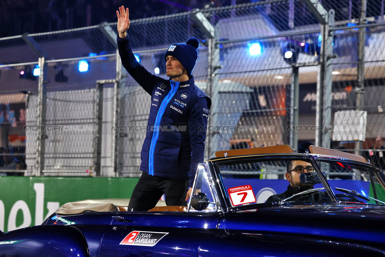 GP LAS VEGAS, Logan Sargeant (USA) Williams Racing on the drivers' parade.

18.11.2023. Formula 1 World Championship, Rd 22, Las Vegas Grand Prix, Las Vegas, Nevada, USA, Gara Day.

 - www.xpbimages.com, EMail: requests@xpbimages.com © Copyright: Coates / XPB Images