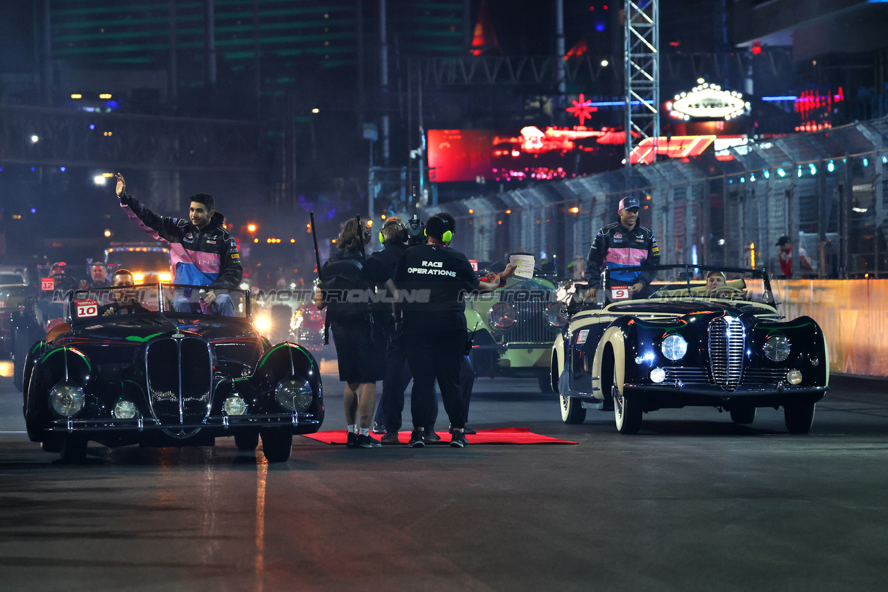 GP LAS VEGAS, (L to R): Esteban Ocon (FRA) Alpine F1 Team e Pierre Gasly (FRA) Alpine F1 Team on the drivers' parade.

18.11.2023. Formula 1 World Championship, Rd 22, Las Vegas Grand Prix, Las Vegas, Nevada, USA, Gara Day.

 - www.xpbimages.com, EMail: requests@xpbimages.com © Copyright: Coates / XPB Images