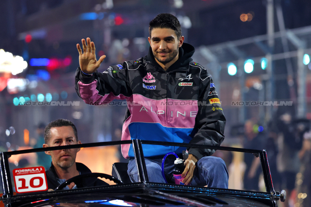 GP LAS VEGAS, Esteban Ocon (FRA) Alpine F1 Team on the drivers' parade.

18.11.2023. Formula 1 World Championship, Rd 22, Las Vegas Grand Prix, Las Vegas, Nevada, USA, Gara Day.

 - www.xpbimages.com, EMail: requests@xpbimages.com © Copyright: Coates / XPB Images