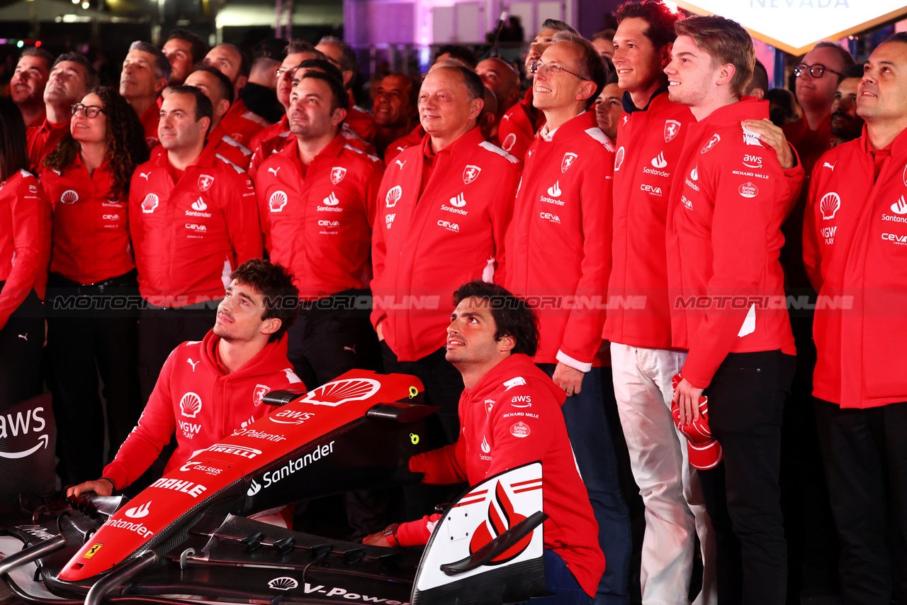 GP LAS VEGAS, Charles Leclerc (MON) Ferrari e Carlos Sainz Jr (ESP) Ferrari at a team photograph.

18.11.2023. Formula 1 World Championship, Rd 22, Las Vegas Grand Prix, Las Vegas, Nevada, USA, Gara Day.

- www.xpbimages.com, EMail: requests@xpbimages.com © Copyright: Batchelor / XPB Images