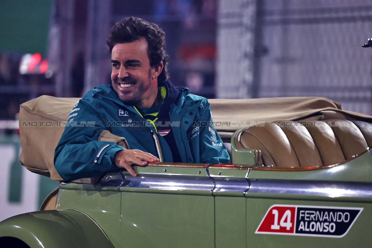 GP LAS VEGAS, Fernando Alonso (ESP) Aston Martin F1 Team AMR23 on the drivers' parade.

18.11.2023. Formula 1 World Championship, Rd 22, Las Vegas Grand Prix, Las Vegas, Nevada, USA, Gara Day.

 - www.xpbimages.com, EMail: requests@xpbimages.com © Copyright: Coates / XPB Images