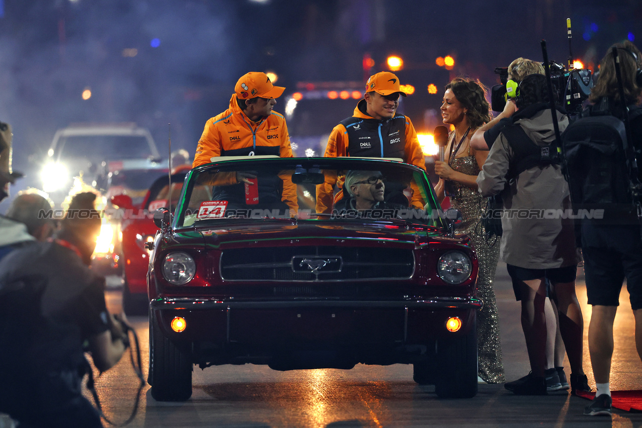 GP LAS VEGAS, (L to R): Oscar Piastri (AUS) McLaren; Lando Norris (GBR) McLaren; e Natalie Pinkham (GBR) Sky Sports Presenter on the drivers' parade.

18.11.2023. Formula 1 World Championship, Rd 22, Las Vegas Grand Prix, Las Vegas, Nevada, USA, Gara Day.

 - www.xpbimages.com, EMail: requests@xpbimages.com © Copyright: Coates / XPB Images