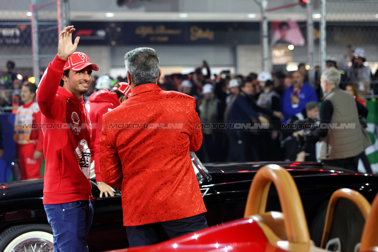 GP LAS VEGAS, Carlos Sainz Jr (ESP) Ferrari on the drivers' parade.

18.11.2023. Formula 1 World Championship, Rd 22, Las Vegas Grand Prix, Las Vegas, Nevada, USA, Gara Day.

- www.xpbimages.com, EMail: requests@xpbimages.com © Copyright: Bearne / XPB Images