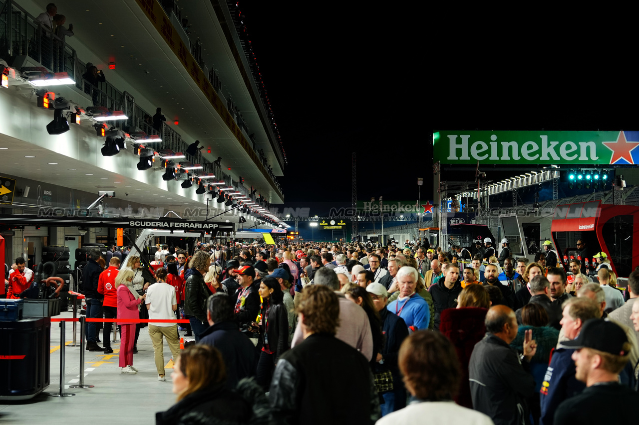 GP LAS VEGAS, Circuit Atmosfera - fans in the pit lane.

18.11.2023. Formula 1 World Championship, Rd 22, Las Vegas Grand Prix, Las Vegas, Nevada, USA, Gara Day.

- www.xpbimages.com, EMail: requests@xpbimages.com © Copyright: XPB Images