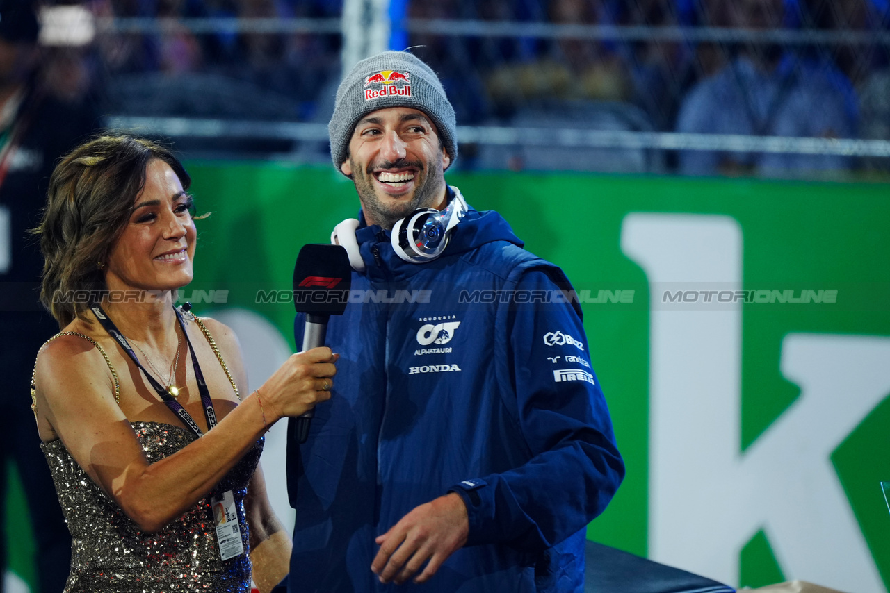 GP LAS VEGAS, (L to R): Natalie Pinkham (GBR) Sky Sports Presenter with Daniel Ricciardo (AUS) AlphaTauri on the drivers' parade.

18.11.2023. Formula 1 World Championship, Rd 22, Las Vegas Grand Prix, Las Vegas, Nevada, USA, Gara Day.

- www.xpbimages.com, EMail: requests@xpbimages.com © Copyright: XPB Images