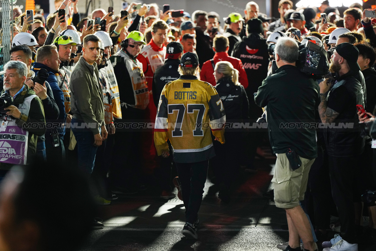 GP LAS VEGAS, Valtteri Bottas (FIN) Alfa Romeo F1 Team on the drivers' parade.

18.11.2023. Formula 1 World Championship, Rd 22, Las Vegas Grand Prix, Las Vegas, Nevada, USA, Gara Day.

- www.xpbimages.com, EMail: requests@xpbimages.com © Copyright: XPB Images