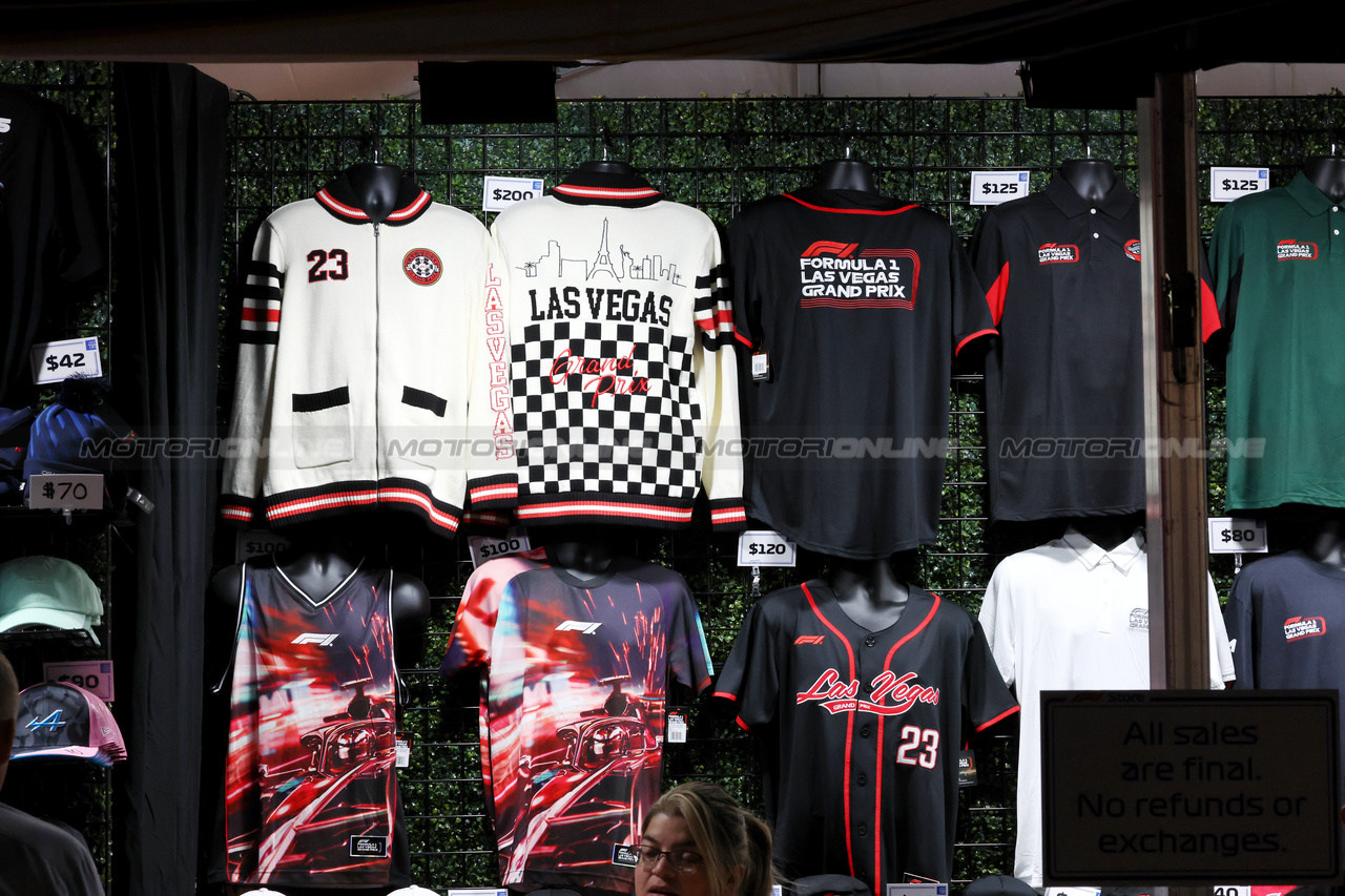 GP LAS VEGAS, Circuit Atmosfera - F1 merchandise stand.

18.11.2023. Formula 1 World Championship, Rd 22, Las Vegas Grand Prix, Las Vegas, Nevada, USA, Gara Day.

- www.xpbimages.com, EMail: requests@xpbimages.com © Copyright: Moy / XPB Images