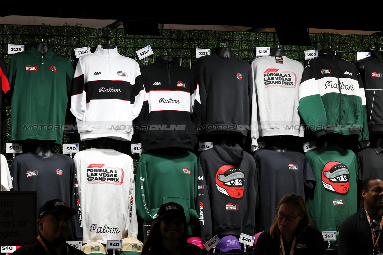 GP LAS VEGAS, Circuit Atmosfera - F1 merchandise stand.

18.11.2023. Formula 1 World Championship, Rd 22, Las Vegas Grand Prix, Las Vegas, Nevada, USA, Gara Day.

- www.xpbimages.com, EMail: requests@xpbimages.com © Copyright: Moy / XPB Images