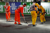 GP LAS VEGAS, Circuit Atmosfera - marshals sweep oil from the grid after the drivers' parade.
18.11.2023. Formula 1 World Championship, Rd 22, Las Vegas Grand Prix, Las Vegas, Nevada, USA, Gara Day.
- www.xpbimages.com, EMail: requests@xpbimages.com © Copyright: XPB Images
