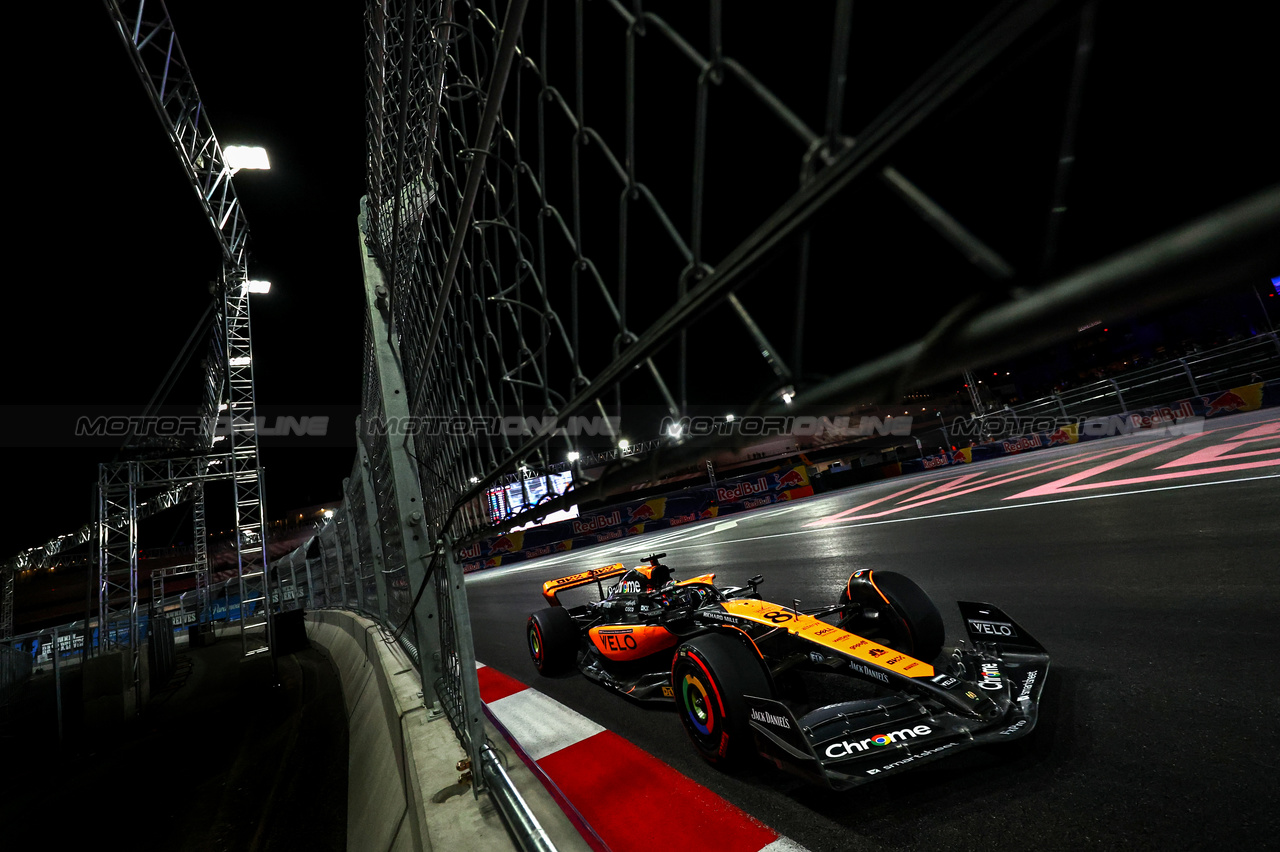 GP LAS VEGAS, Oscar Piastri (AUS), McLaren 
17.11.2023. Formula 1 World Championship, Rd 22, Las Vegas Grand Prix, Las Vegas, Nevada, USA, Qualifiche Day.
- www.xpbimages.com, EMail: requests@xpbimages.com © Copyright: Charniaux / XPB Images