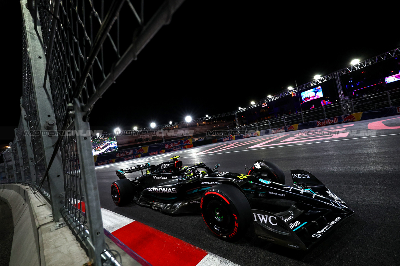 GP LAS VEGAS, Lewis Hamilton (GBR), Mercedes AMG F1  
17.11.2023. Formula 1 World Championship, Rd 22, Las Vegas Grand Prix, Las Vegas, Nevada, USA, Qualifiche Day.
- www.xpbimages.com, EMail: requests@xpbimages.com © Copyright: Charniaux / XPB Images