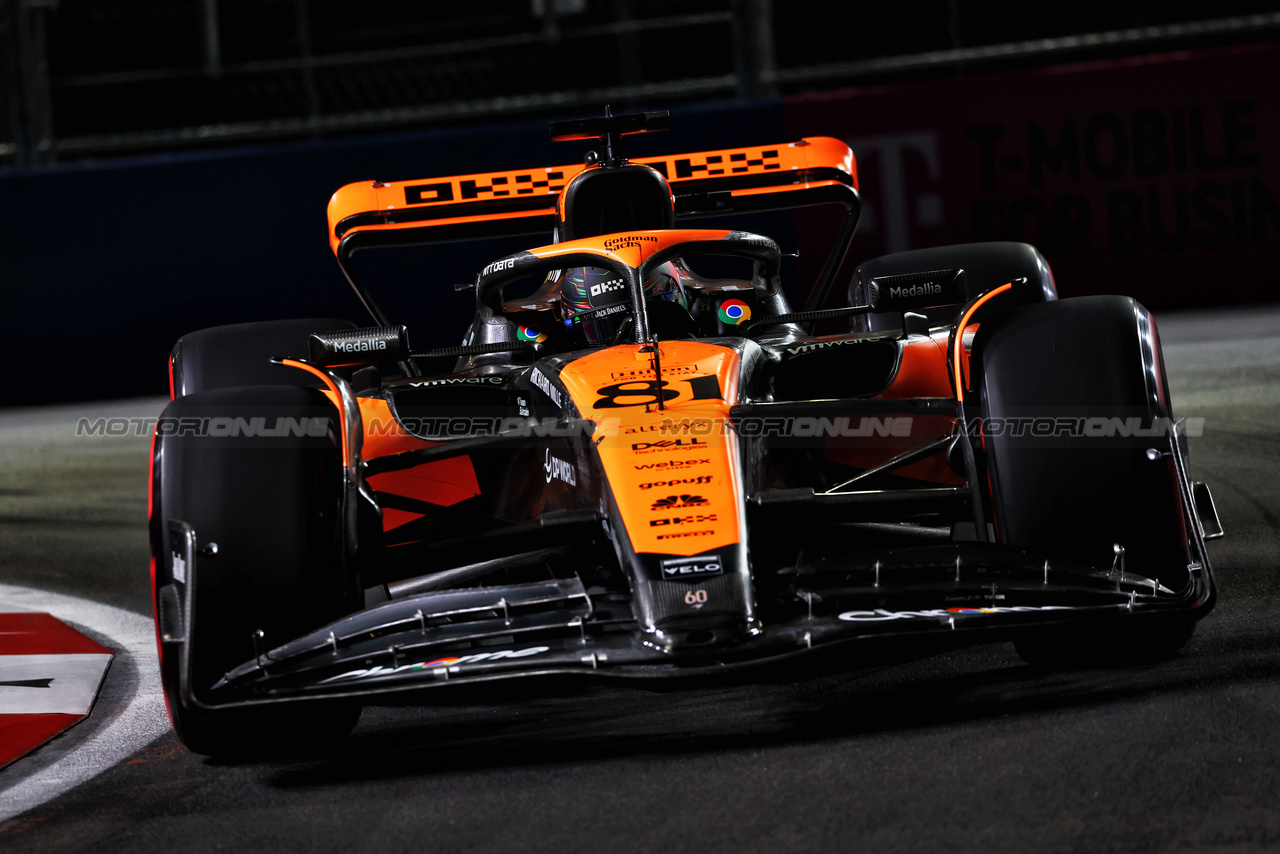 GP LAS VEGAS, Oscar Piastri (AUS) McLaren MCL60.

17.11.2023. Formula 1 World Championship, Rd 22, Las Vegas Grand Prix, Las Vegas, Nevada, USA, Qualifiche Day.

 - www.xpbimages.com, EMail: requests@xpbimages.com © Copyright: Coates / XPB Images