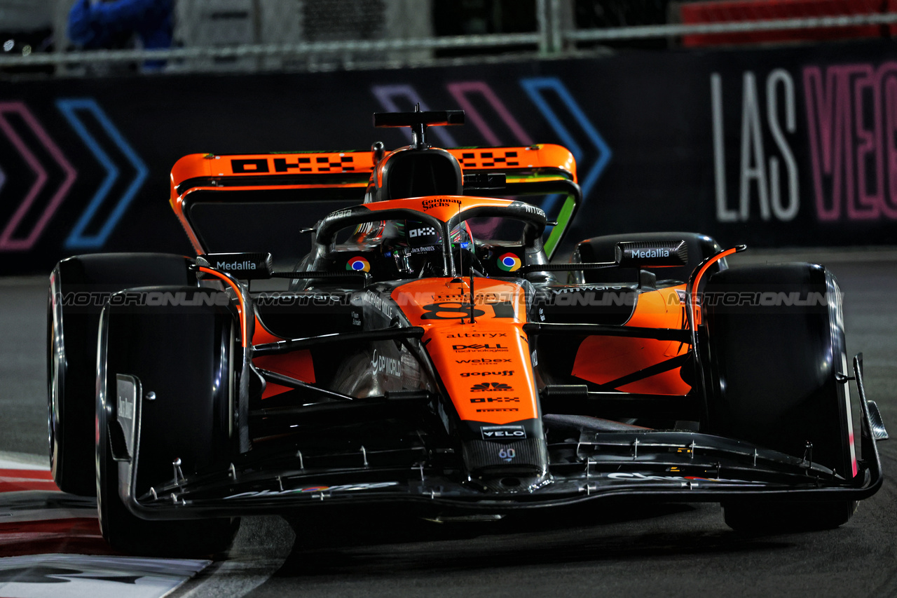 GP LAS VEGAS, Oscar Piastri (AUS) McLaren MCL60.

17.11.2023. Formula 1 World Championship, Rd 22, Las Vegas Grand Prix, Las Vegas, Nevada, USA, Qualifiche Day.

 - www.xpbimages.com, EMail: requests@xpbimages.com © Copyright: Coates / XPB Images