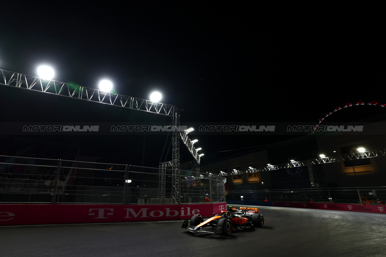GP LAS VEGAS, Lando Norris (GBR) McLaren MCL60.

17.11.2023. Formula 1 World Championship, Rd 22, Las Vegas Grand Prix, Las Vegas, Nevada, USA, Qualifiche Day.

 - www.xpbimages.com, EMail: requests@xpbimages.com © Copyright: Coates / XPB Images