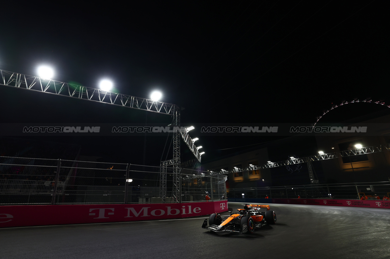 GP LAS VEGAS, Oscar Piastri (AUS) McLaren MCL60.

17.11.2023. Formula 1 World Championship, Rd 22, Las Vegas Grand Prix, Las Vegas, Nevada, USA, Qualifiche Day.

 - www.xpbimages.com, EMail: requests@xpbimages.com © Copyright: Coates / XPB Images