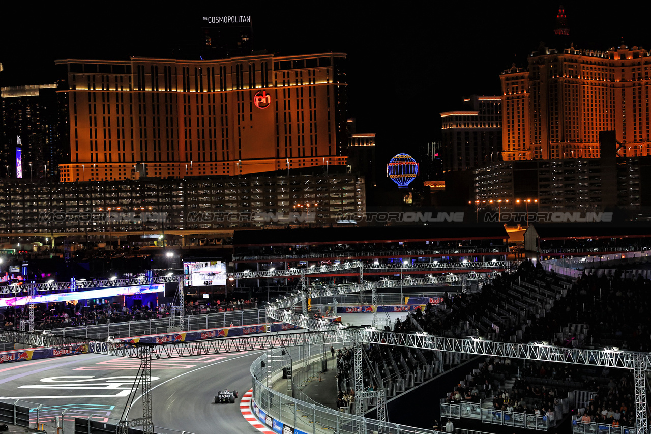 GP LAS VEGAS, Lando Norris (GBR) McLaren MCL60.

17.11.2023. Formula 1 World Championship, Rd 22, Las Vegas Grand Prix, Las Vegas, Nevada, USA, Qualifiche Day.

- www.xpbimages.com, EMail: requests@xpbimages.com © Copyright: Bearne / XPB Images